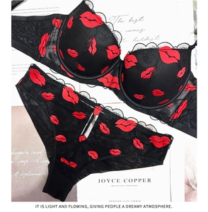 Dettaglio completo del set di lingerie in pizzo nero con ricamo di labbra rosse e mesh