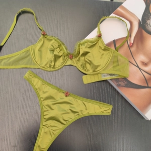Ensemble de lingerie vert herbe en satin et dentelle avec détails de roses rouges