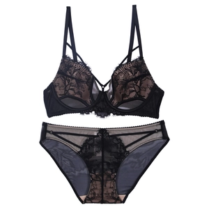 Ensemble lingerie en dentelle florale noire style français avec tulle et lanières