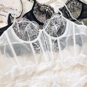 Französisches Dessous-Set aus floraler Spitze mit Fischgräten-Korsett und Stickerei