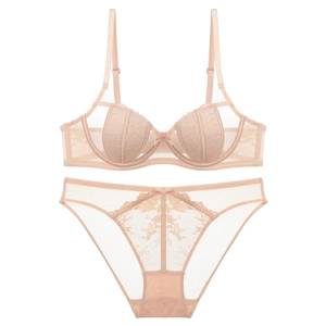 Ensemble de lingerie en dentelle avec soutien-gorge en tulle et culotte couleur chair