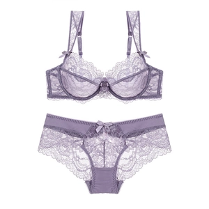Conjunto de lencería de encaje lavanda con sujetador floral y bragas a juego
