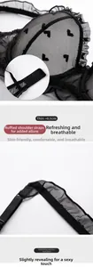 Détail du soutien-gorge en dentelle noire à cœurs avec maille respirante ultra-fine 0,1cm