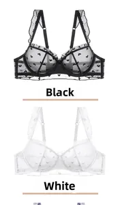 Vue détaillée de la lingerie en dentelle avec broderie cœur et bretelles à volants