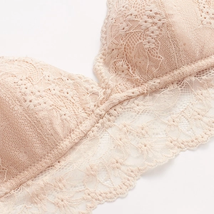 Conjunto de bralette de encaje francés con bordado floral y diseño de espalda sin aros