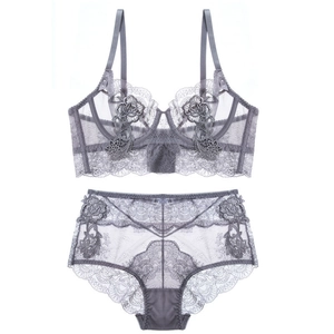 Ensemble lingerie en dentelle grise avec broderie florale et culotte haute