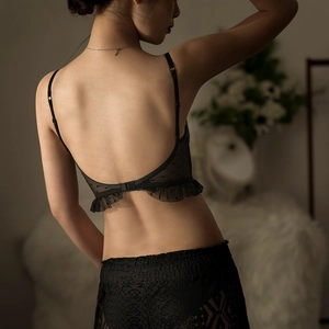 Detailansicht eines schwarzen Spitzen-Lingerie-Sets mit Rüschen und U-förmigem Rückendesign