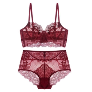 Ensemble de lingerie en dentelle bordeaux avec broderie florale et armatures sur fond blanc
