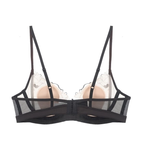 Détail du dos en tulle transparent et bonnets en dentelle d'un élégant soutien-gorge noir
