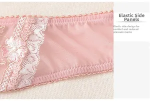 Λεπτομέρεια ελαστικής πλευράς με κέντημα λουλουδιών και πέρλα σε ροζ σουτιέν