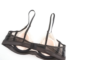 Détail du dos en résille noire transparente avec agrafes et dentelle sur le soutien-gorge