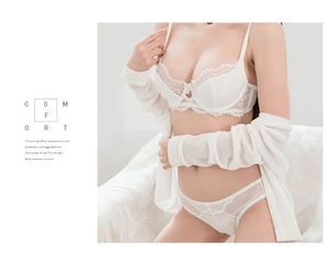 Detail van een witte kanten lingerieset met bloemenpatronen en ondersteunende beugels