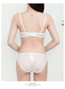 Achteraanzicht van witte mesh lingerie set met ademende beha en bijpassende slip