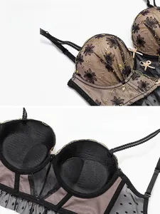 Detail von Spitzen-BH mit Gänseblümchen-Stickerei und Push-up-Effekt-Körbchen