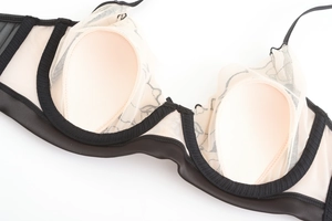 Détail d'un soutien-gorge en dentelle française avec broderie en résille et satin noir