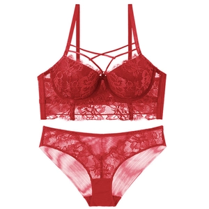 Ensemble lingerie en dentelle rouge avec lanières et soutien-gorge push-up