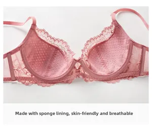 Detail van roze kanten bh-cup met ademende honingraatspons voering en beugelsteun