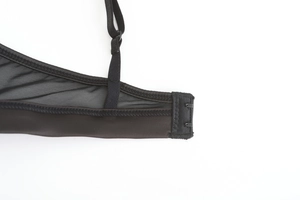 Détail des bretelles réglables et de la fermeture à double agrafe sur soutien-gorge noir