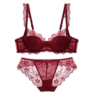 Bordeauxrode kanten lingerieset met beugelbeha en bijpassende slip met bloemenpatroon