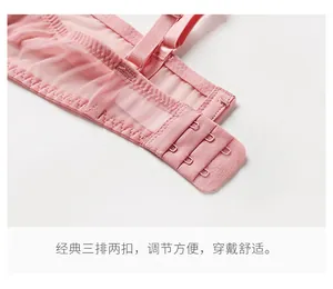 Detail van roze kant lingerie met de verstelbare drievoudige haak- en oogsluiting achter