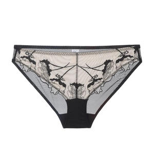 Détail d'une culotte en maille noire avec broderie florale et taille élastiquée fine