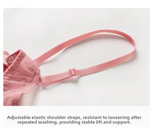 Details van verstelbare elastische bandjes op roze kanten beha voor steun en liftend