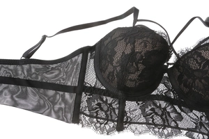 Dettaglio reggiseno in pizzo nero con ricami floreali e bordi in pizzo a ciglia fini