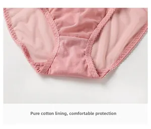 Detail van het ademende katoenen kruisje en kant op roze mesh damesondergoed set