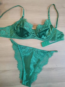 Détail de l'ensemble de lingerie en dentelle et satin vert émeraude avec armature en acier