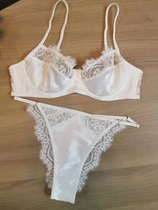 Ensemble de lingerie en dentelle blanche avec soutien-gorge à armatures et string assorti