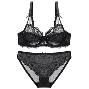 Nahaufnahme von schwarzem Spitzen-Dessous-Set mit Blumenmuster und Schleifendetails