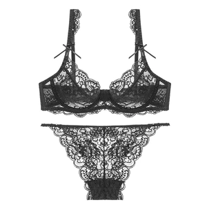 Ensemble de lingerie en dentelle noire élégante avec motifs floraux et nœuds délicats