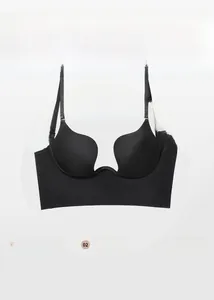 Detalle de copas sin costuras, diseño en V profundo y dobladillo extendido de este conjunto
