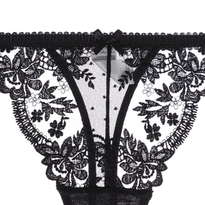 Dettaglio di mutandine in pizzo floreale nero con fiocco di seta e mesh traspirante a pois