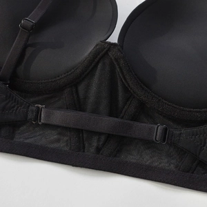 Sujetador negro con espalda en U, tirantes ajustables y textura de tejido sin costuras