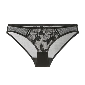 Detalle de braga de malla negra transparente con bordado floral de rosas y encaje fino