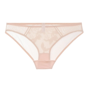 Detalle de encaje floral color piel y malla transparente en las bragas de talle bajo