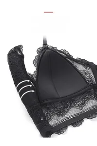 Dettaglio del pizzo floreale nero e della rete delicata sul reggiseno a triangolo senza ferretto