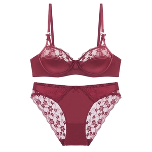 Conjunto de lencería francesa rojo oscuro con copas de satén y encaje floral