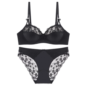 Elegante conjunto de lencería de encaje negro con flores y acabado satinado, 2 piezas