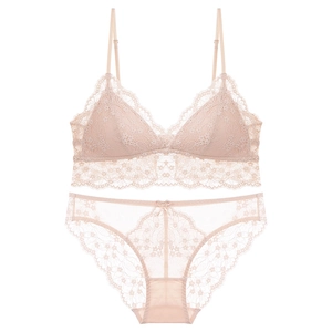 Conjunto de lencería de encaje francés con tirantes finos y copas triangulares rosa