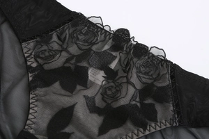 Detalle de bordado de rosas y malla en bragas de algodón y encaje negro de mujer