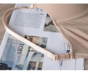 Detalle de tirantes ajustables y lateral sin costuras de un sujetador beige sin espalda