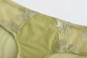 Détail de lingerie en maille olive avec broderie florale et bords festonnés