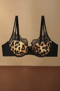 Vue détaillée du soutien-gorge léopard avec dentelle noire et doubles bretelles fines