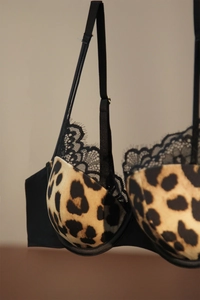 Détail d'un soutien-gorge léopard avec dentelle noire et bretelles réglables