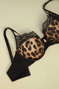 Vue détaillée d'un soutien-gorge léopard en satin avec bordure en dentelle noire