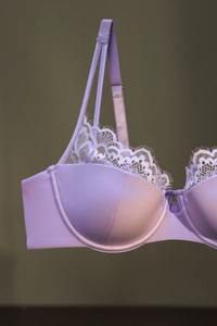 Gros plan sur le soutien-gorge en dentelle lavande avec satin et bordure en dentelle