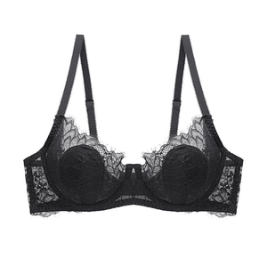 Gros plan détaillé sur la dentelle florale noire d'un bonnet de soutien-gorge à armatures