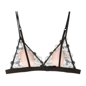 Detalle de sujetador triangular de encaje con bordado de rosas negras y copas suaves